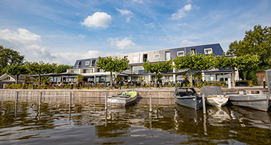 Pand met haven van Fletcher Hotel-Restaurant Loosdrecht-Amsterdam